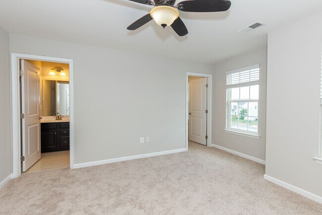 Building Photo - 5 Bed, 4.5 Bath Single Family Home in Step...