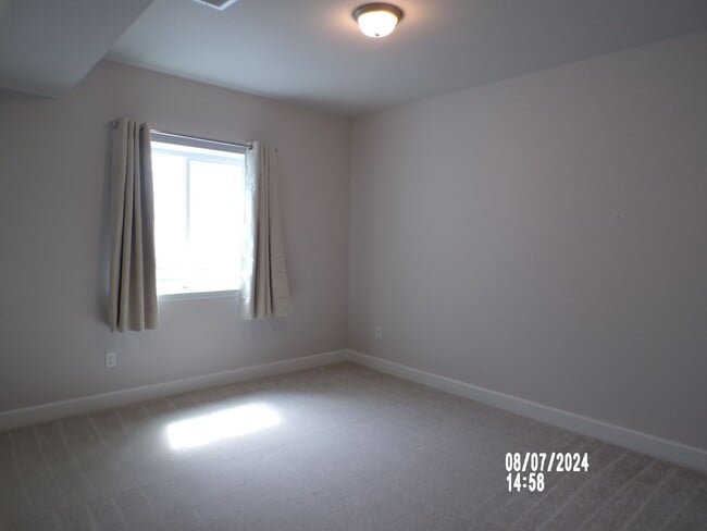 Building Photo - 979 Oleander St