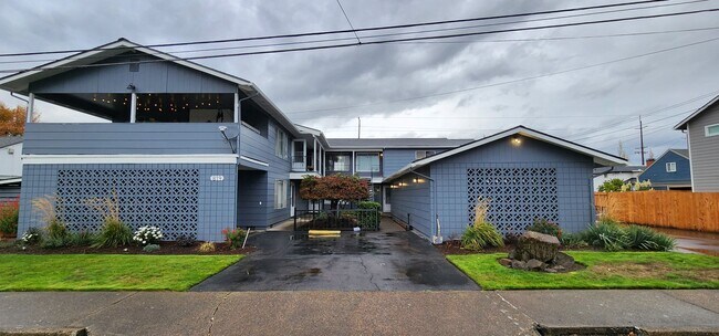 Building Photo - $500 MOVES YOU IN - 2 Bedroom on 18th Ave in Albany - Pet Friendly