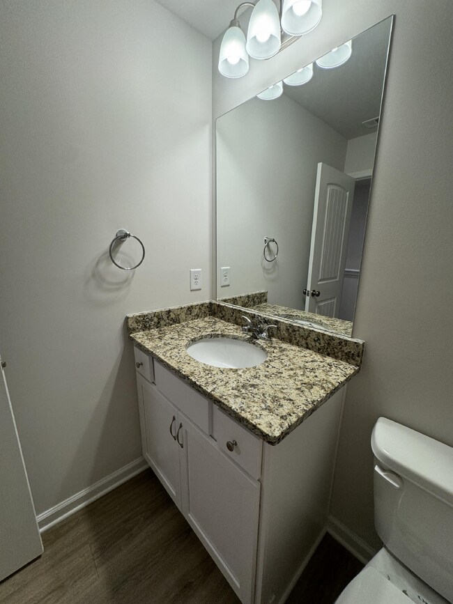 Building Photo - LIKE NEW, 3 bed 2 bath Townhome in Lula!