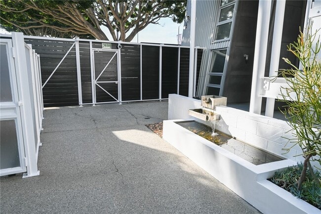 Building Photo - 615 Hampton Dr