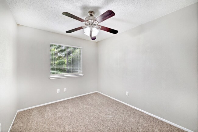 Building Photo - 2102 Bluebonnet Dr