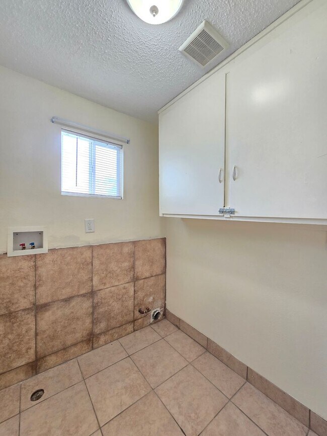 Building Photo - 2010 W Lumber St