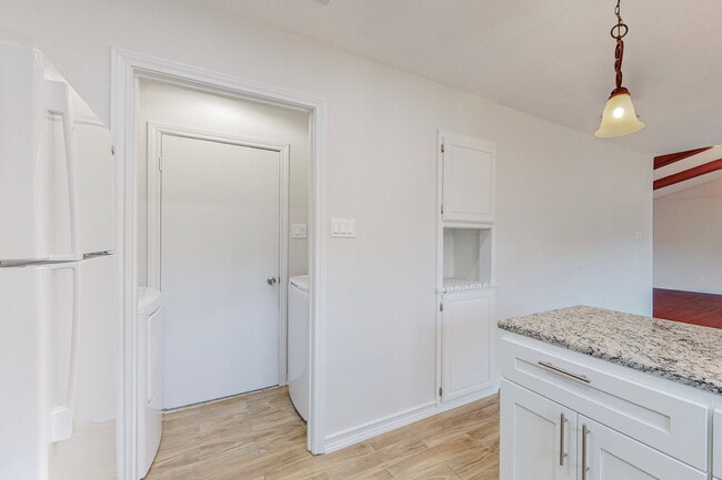 Building Photo - 2116 Northmoor Dr
