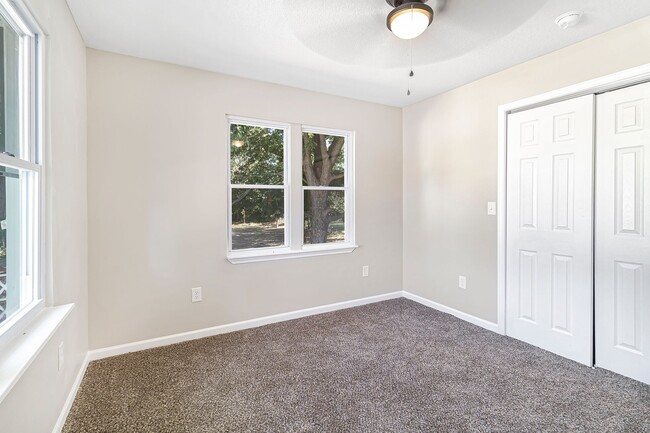 Building Photo - 181 SE State Rte 13