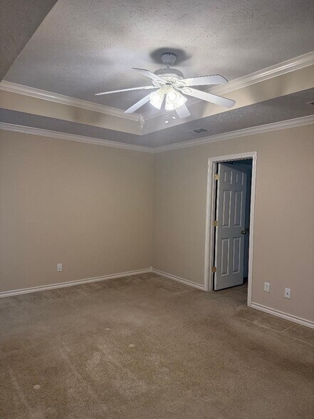 Building Photo - 2405 Tyler Ln