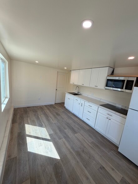 Building Photo - 3447 Caspian Ave