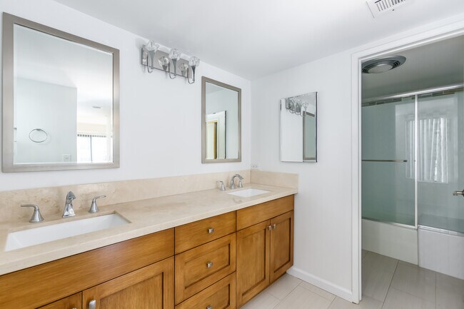 Building Photo - 1738 S Bentley Ave