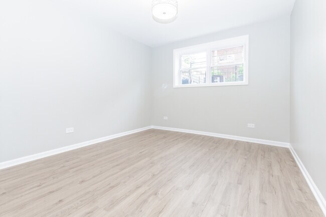 Building Photo - 1343 W 31st St