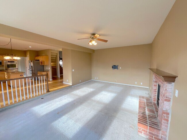 Building Photo - 5 Bedroom Home Available Near Rangewood Dr & Vickers Dr!