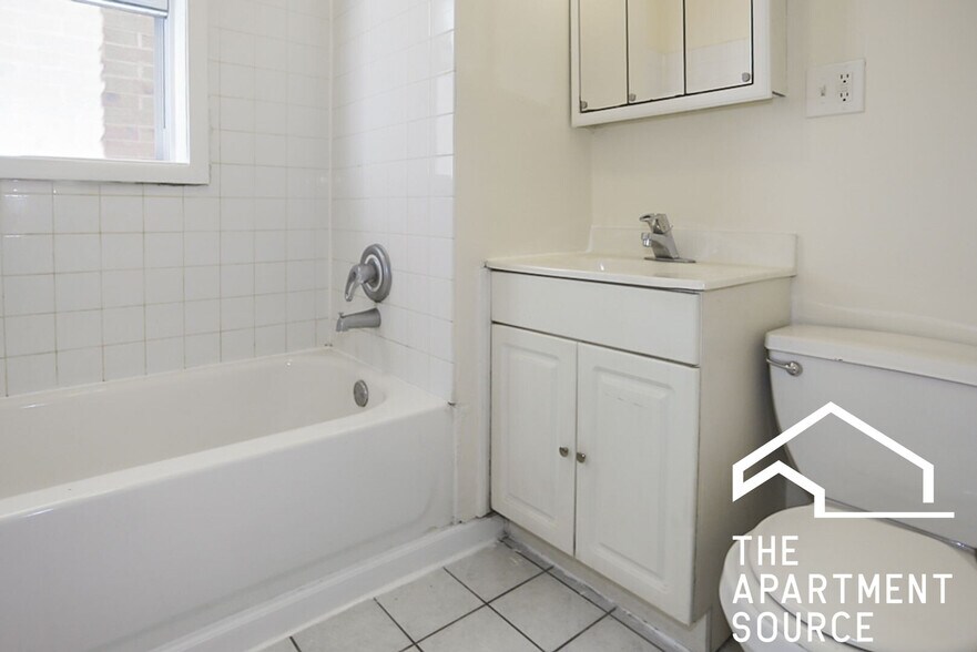 Building Photo - 2327 N Southport Ave