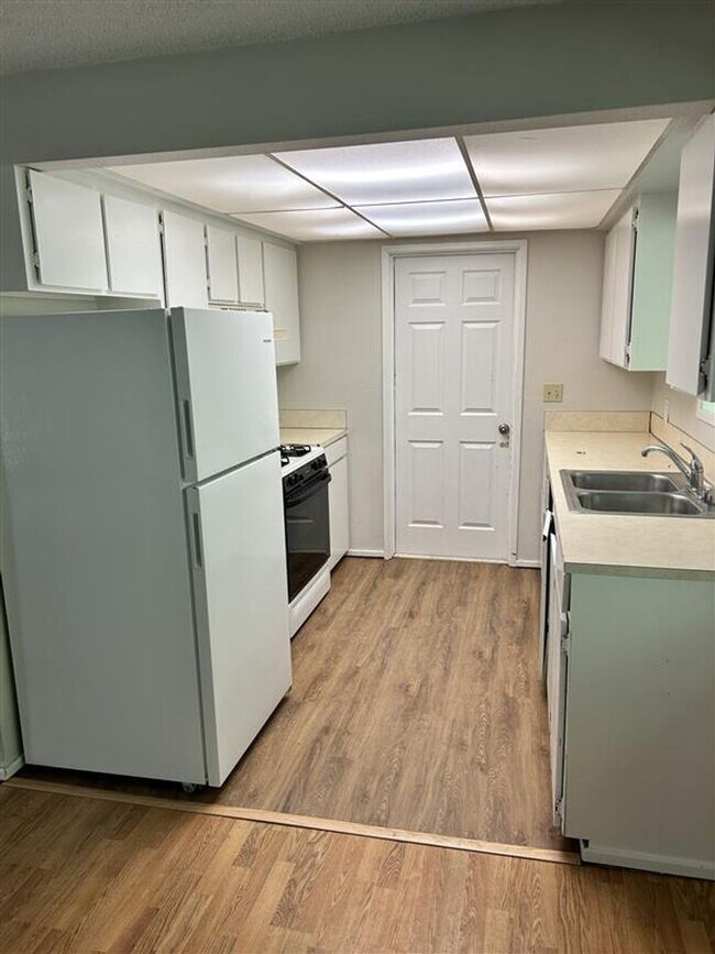 Building Photo - 309/311 Baker St Duplex