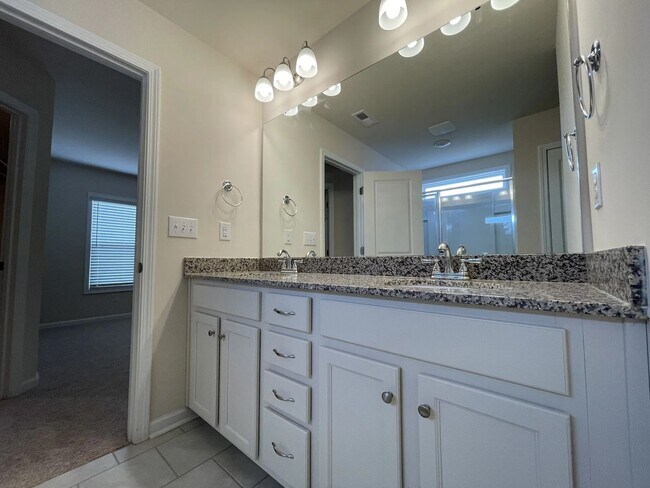Building Photo - Beautiful 3BR w/ Garage
