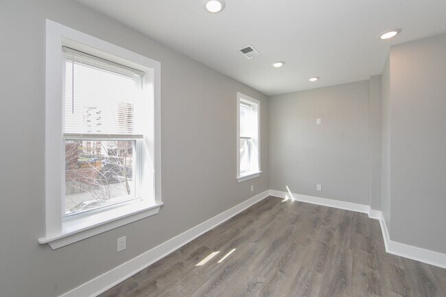 Building Photo - Beautiful Gut Renovated 2 Bed/1 Bath 2nd F...