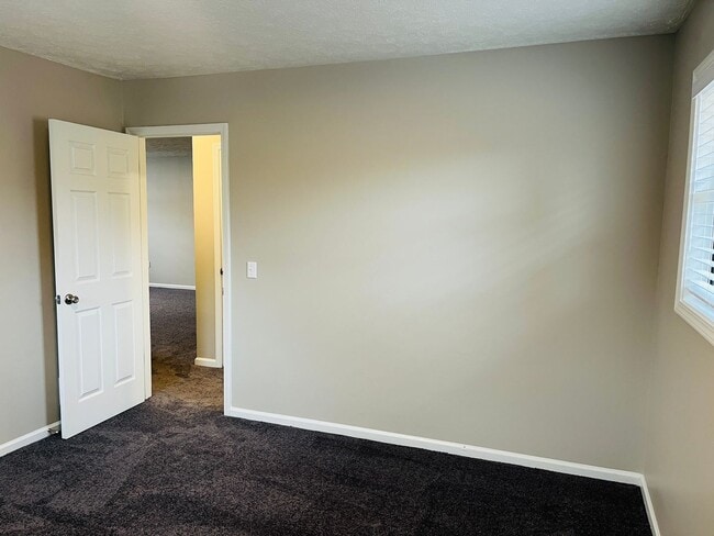 Building Photo - 1075 Eastview Rd NE