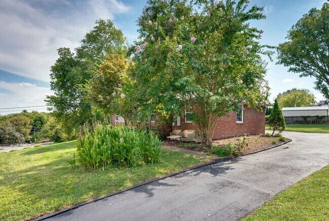 Building Photo - Beautifully Updated 3BR/1.5BA Home in Cove...