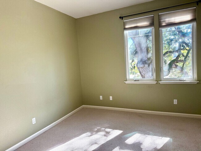 Building Photo - Welcome to this beautiful 3 bedroom, 2.5 bathroom home located in Cotati!