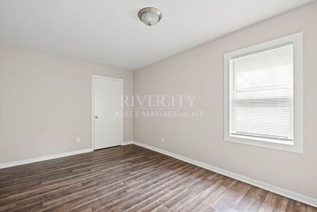 Building Photo - Beautifully Renovated 4 Bed / 2 Bath Home with Over 2,000 Sq Ft! Section 8 Welcomed