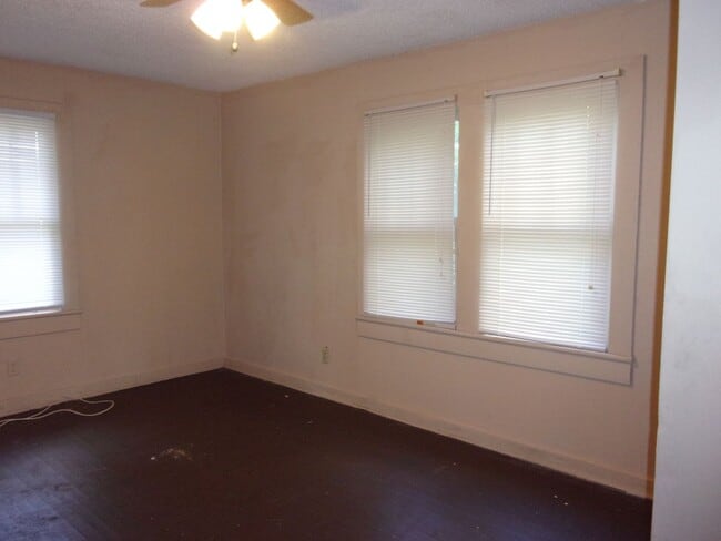 Building Photo - 2 Bedroom Apartment