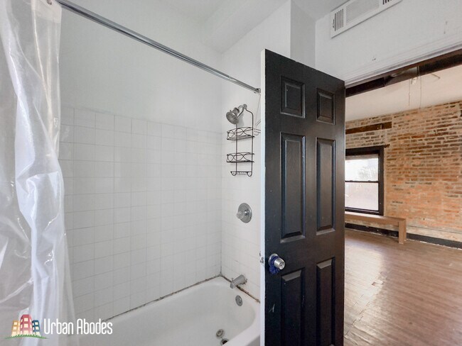 Building Photo - 639 N Troy St