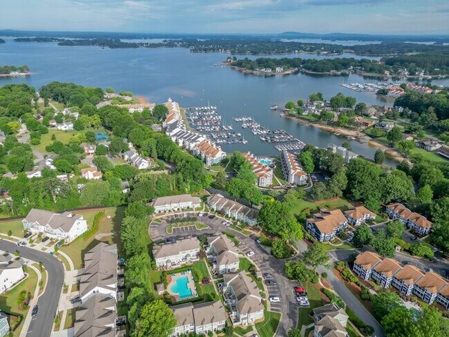Building Photo - 3BR Townhome - Lake Living in Vineyard Point with Boat Slip Access Near Lake Norman