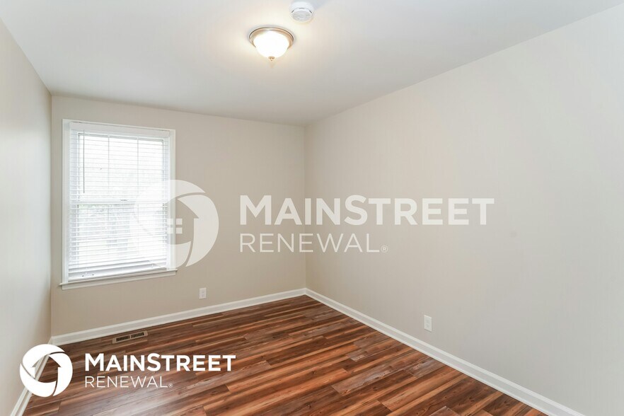 Building Photo - 242 Iris Dr