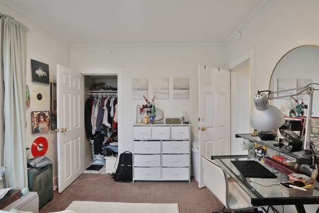 Building Photo - 4-5 BR HOUSE on Frambes close to High St / Short term lease available