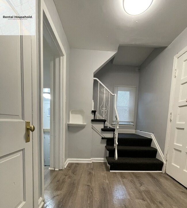 Building Photo - Beautiful 4 Bedroom Colonial Home-Section 8 ONLY