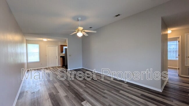 Building Photo - 424 Pine Crescent Way