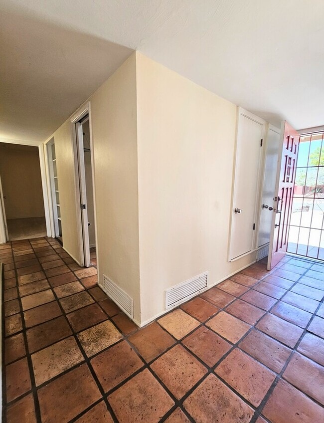 Building Photo - Spacious 3 bd 2 bath home.