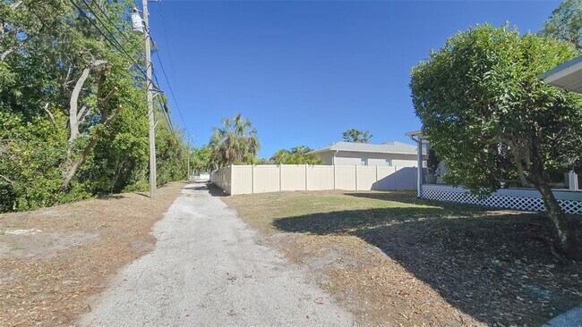 Building Photo - 515 34th Ave NE