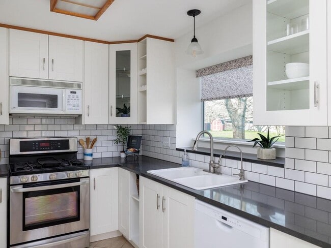 Building Photo - 1805 White Oak Cove