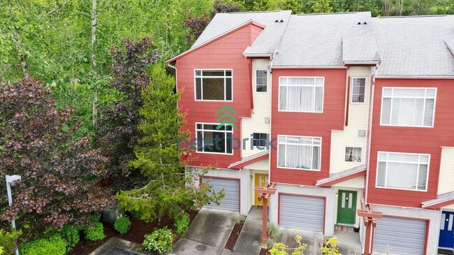 Building Photo - 3 Bed 2.5 Bath End Unit Townhome is Available for Rent!