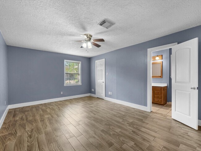 Building Photo - 3010 Glen Spring Dr