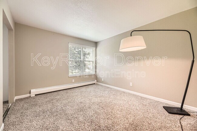 Building Photo - 1300 Golden Cir