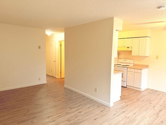Building Photo - 2bed/1 Bath Second Level Unit on Near SE Powell/Ross Island Bridge