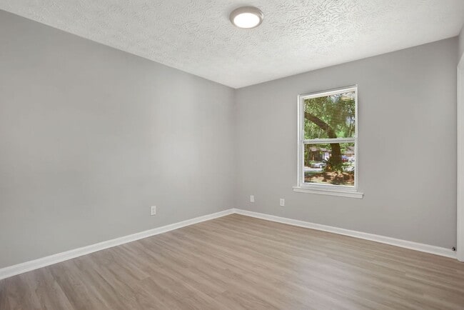 Building Photo - 3 bedroom 2 bath home in Village Green