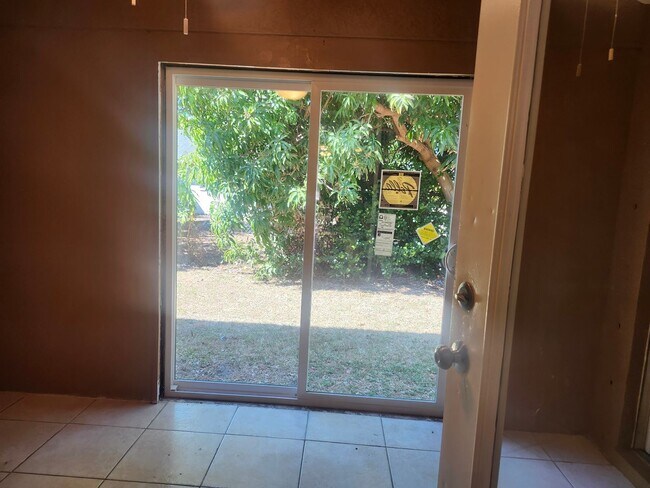 Building Photo - CUTE 2 Bedroom 2 Bath duplex