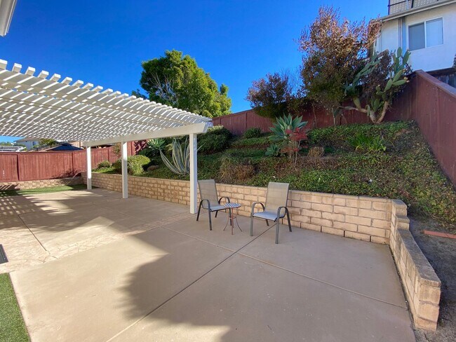 Building Photo - Beautiful Spacious 3BR/2.5BA Located in the Ivey Glenn Community!!