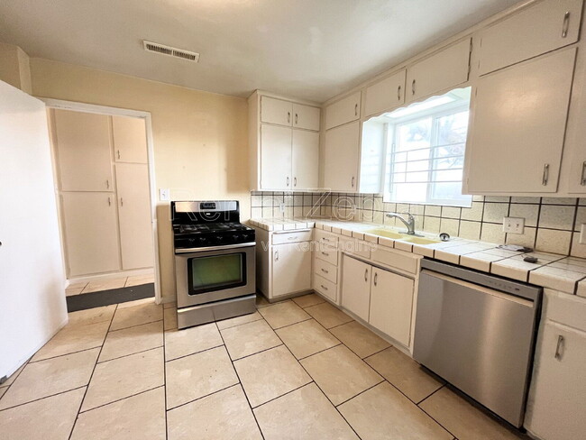 Building Photo - 11986 E Harvey Pettit Rd