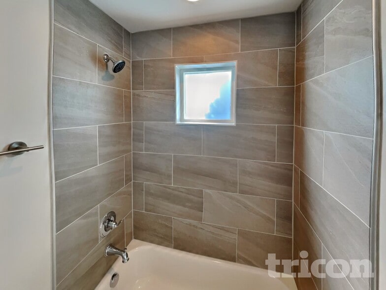 Building Photo - 1212 Hillwood Private Cove