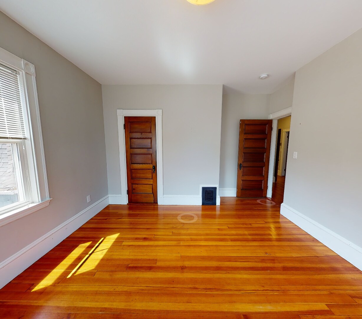 Building Photo - 107 Oxford St