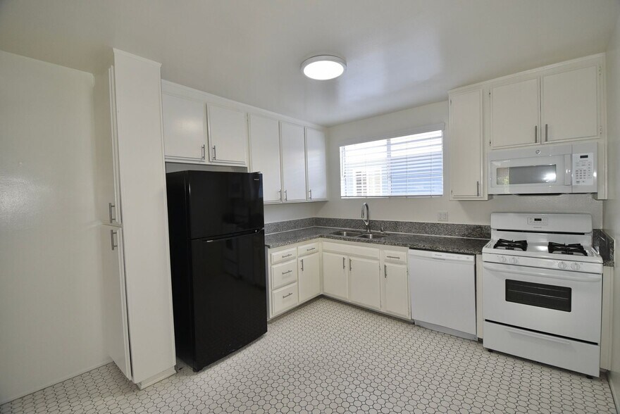 Building Photo - 4565 Hazeltine Ave