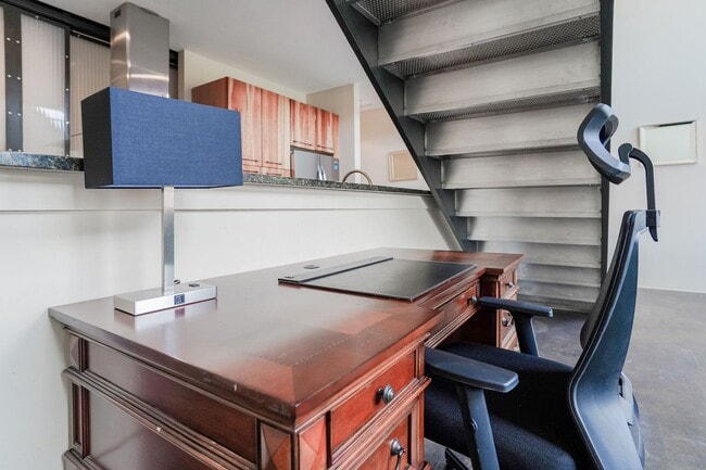 Building Photo - Fully Furnished 2-Level Condo for Traveling Nurses | 1,549 Sq Ft | Private Parking | Shared Living