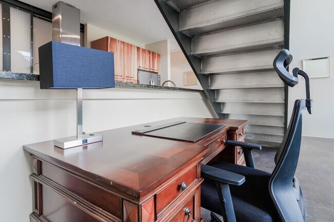 Building Photo - Fully Furnished Mid-Term 2-Level Condo | 1,549 Sq Ft | Private Parking | Shared Living