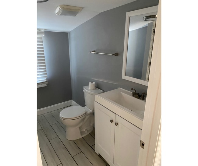 Building Photo - 438 Main St