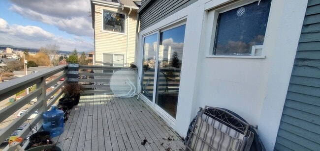 Building Photo - Spacious Units Across from WWU