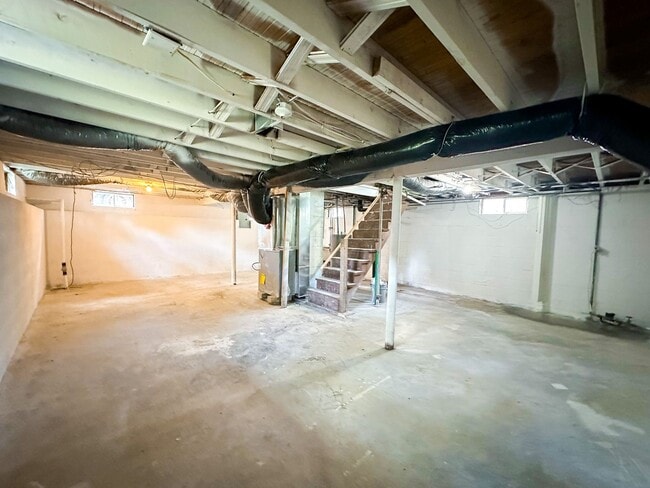 Building Photo - 2833 E Vermont St