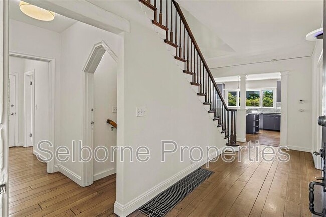 Building Photo - 25 Selborne Dr