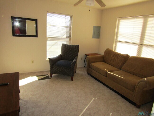 Building Photo - 4143 2 W Main St